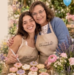 Hand-icing cookies in the La Recette de Bernadette kitchen