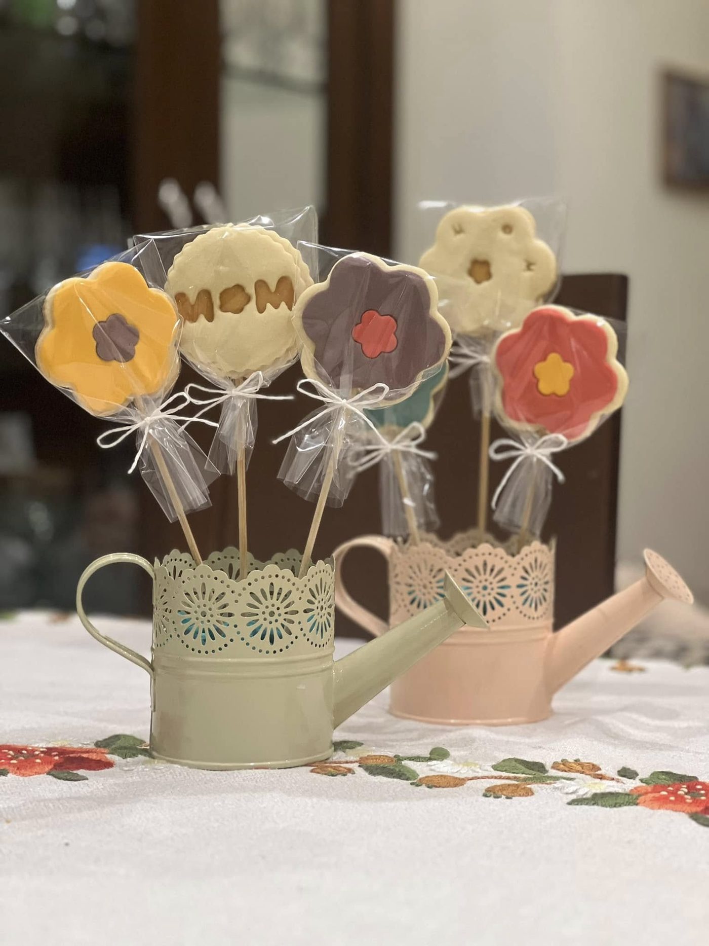Hand-iced flower cookie bouquets by La Recette de Bernadette